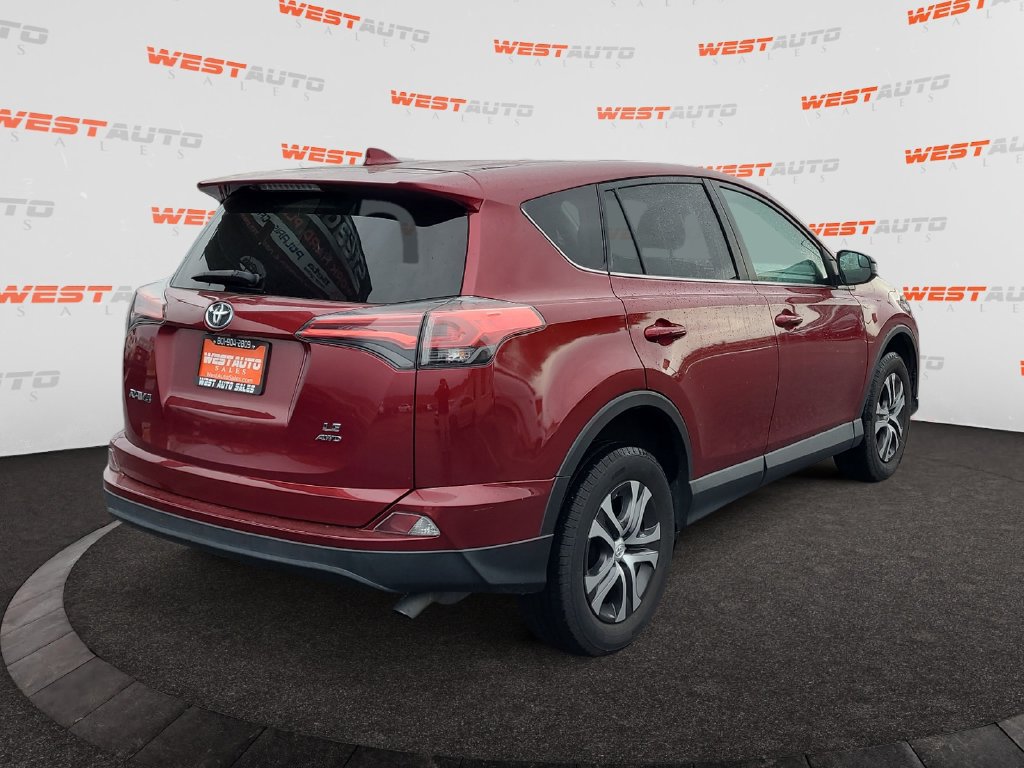 Used 2018 Toyota RAV4 LE AWD/4WD image 5