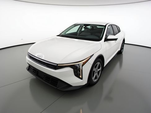Used 2025 Kia K4 LXS image 3
