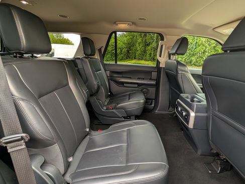 Used 2024 Ford Expedition XLT image 34