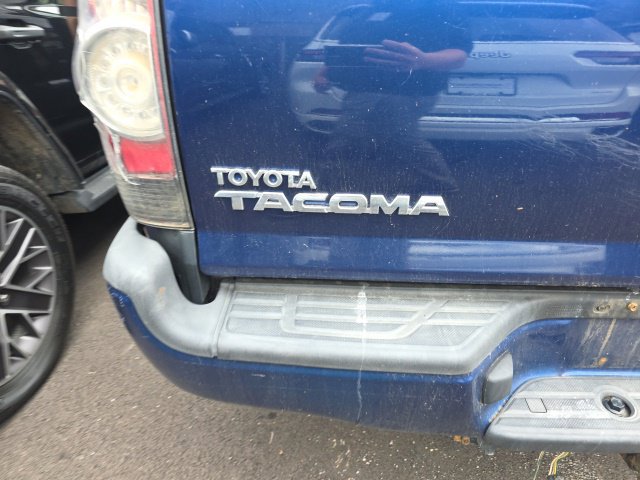Used 2015 Toyota Tacoma 4x4 Access Cab V6 w/ TRD Sport Package image 10