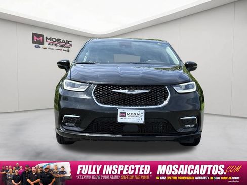 Used 2024 Chrysler Pacifica Touring-L FWD image 2