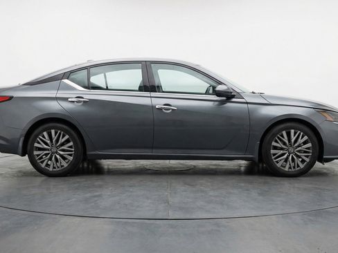 Used 2025 Nissan Altima 2.5 SV image 11