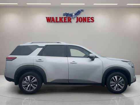 Used 2025 Nissan Pathfinder SL FWD image 8