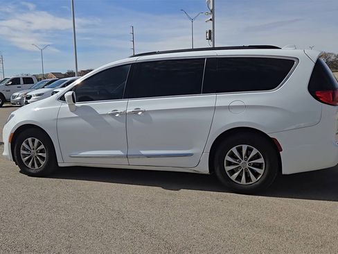 Used 2017 Chrysler Pacifica Touring-L image 6