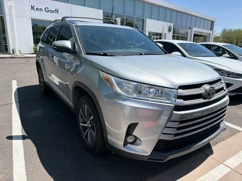 Used 2019 Toyota Highlander XLE FWD image 5