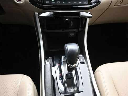 Used 2017 Honda Accord Touring image 32