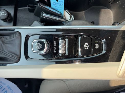 Used 2019 Volvo XC60 T5 Momentum w/ Premium Package FWD image 20