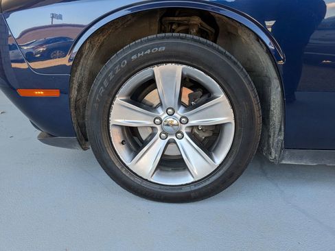 Used 2015 Dodge Challenger SXT w/ Driver Convenience Group image 9