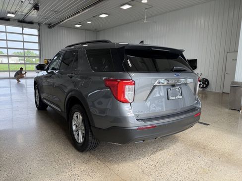 Used 2023 Ford Explorer XLT AWD/4WD image 3