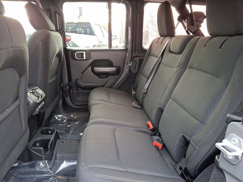 Used 2019 Jeep Wrangler Unlimited Sport S image 9