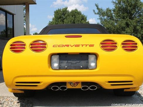 Used 2004 Chevrolet Corvette Convertible w/ Preferred Equipment Group RWD image 23