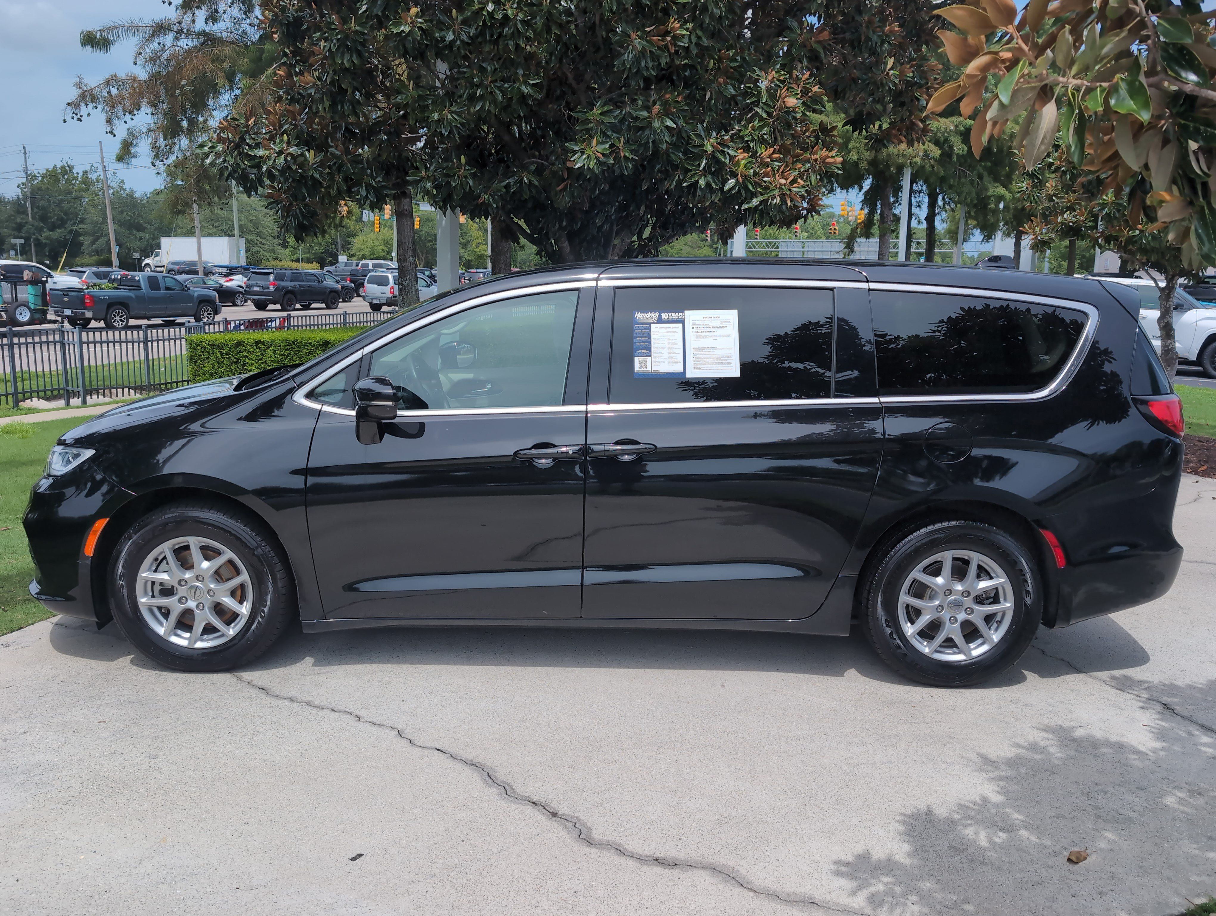 Used 2024 Chrysler Pacifica Touring-L FWD image 7