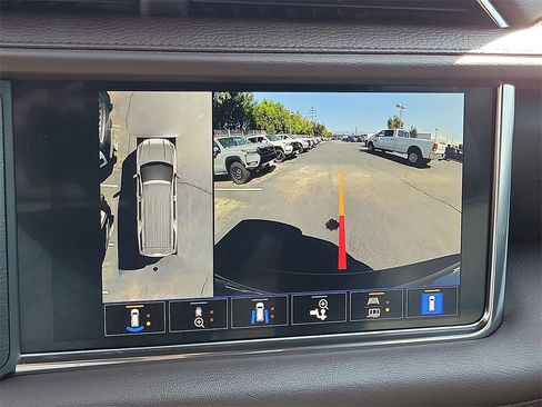 Used 2022 GMC Yukon XL Denali w/ Denali Premium Package image 10