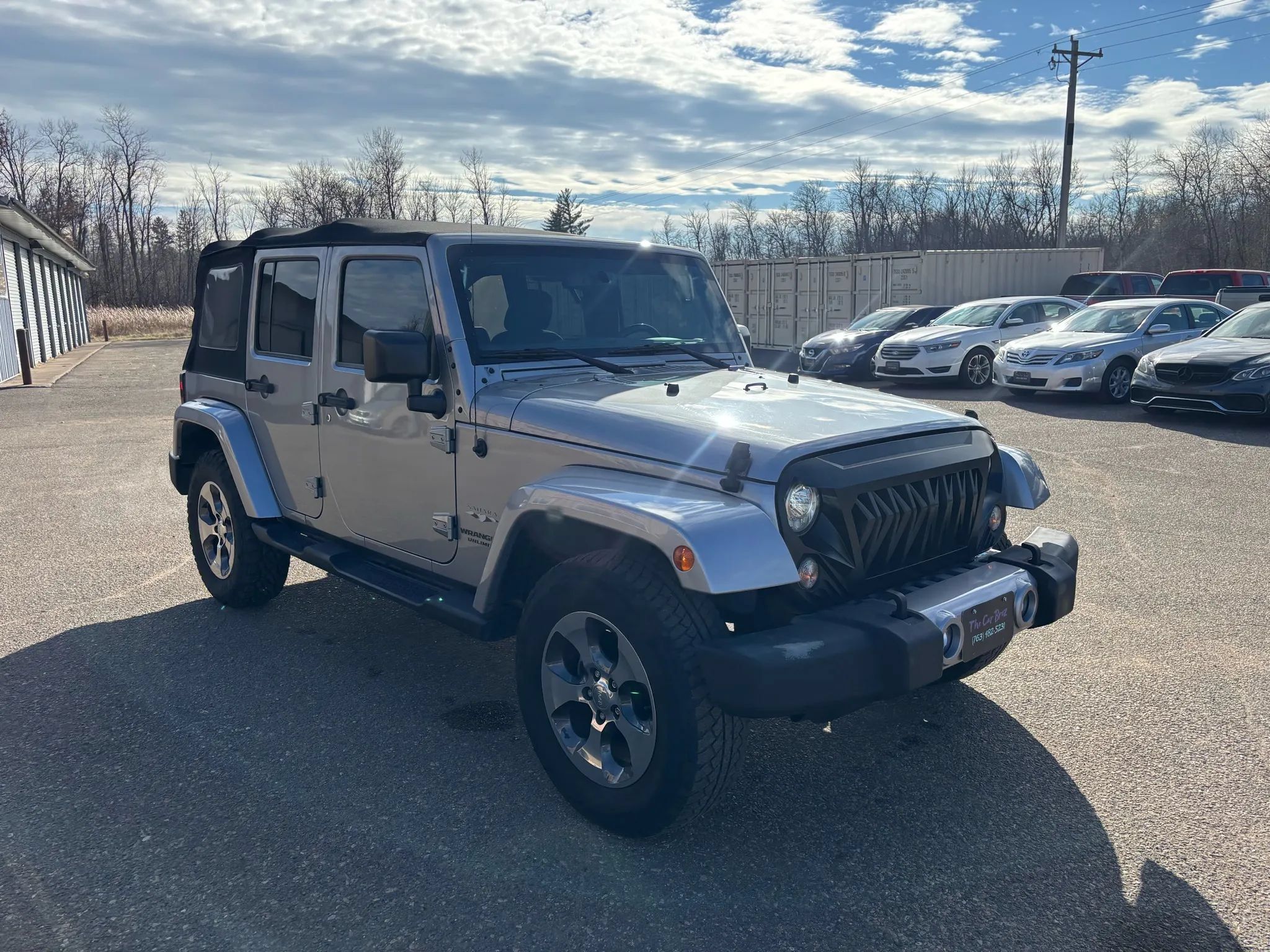 Used 2017 Jeep Wrangler Unlimited Sahara w/ Connectivity Group AWD/4WD image 3