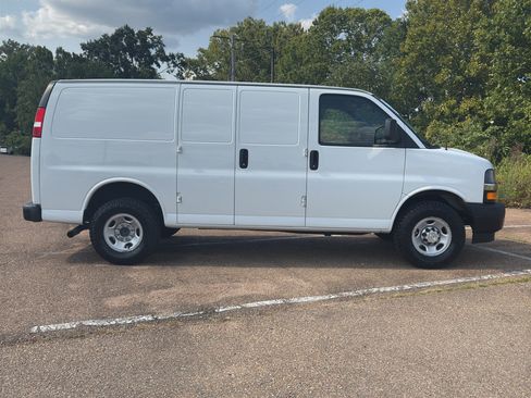 Used 2024 Chevrolet Express 2500 w/ Driver Convenience Package RWD image 3