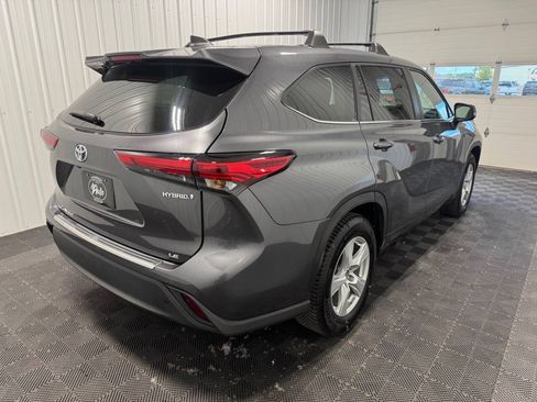 Used 2023 Toyota Highlander LE FWD image 3