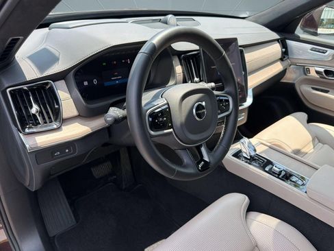 Certified 2025 Volvo XC90 T8 Ultra w/ Lounge Package AWD/4WD image 4