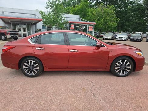 Used 2016 Nissan Altima 2.5 SV w/ Convenience Package FWD image 6