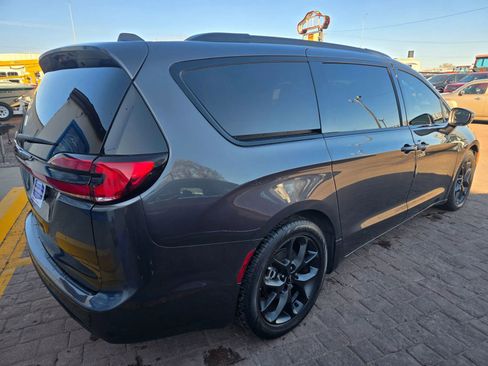 Used 2021 Chrysler Pacifica Touring-L w/ Uconnect Theater Family Group image 3