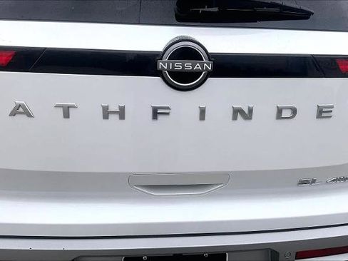 Certified 2025 Nissan Pathfinder SL w/ SL Premium Package image 9