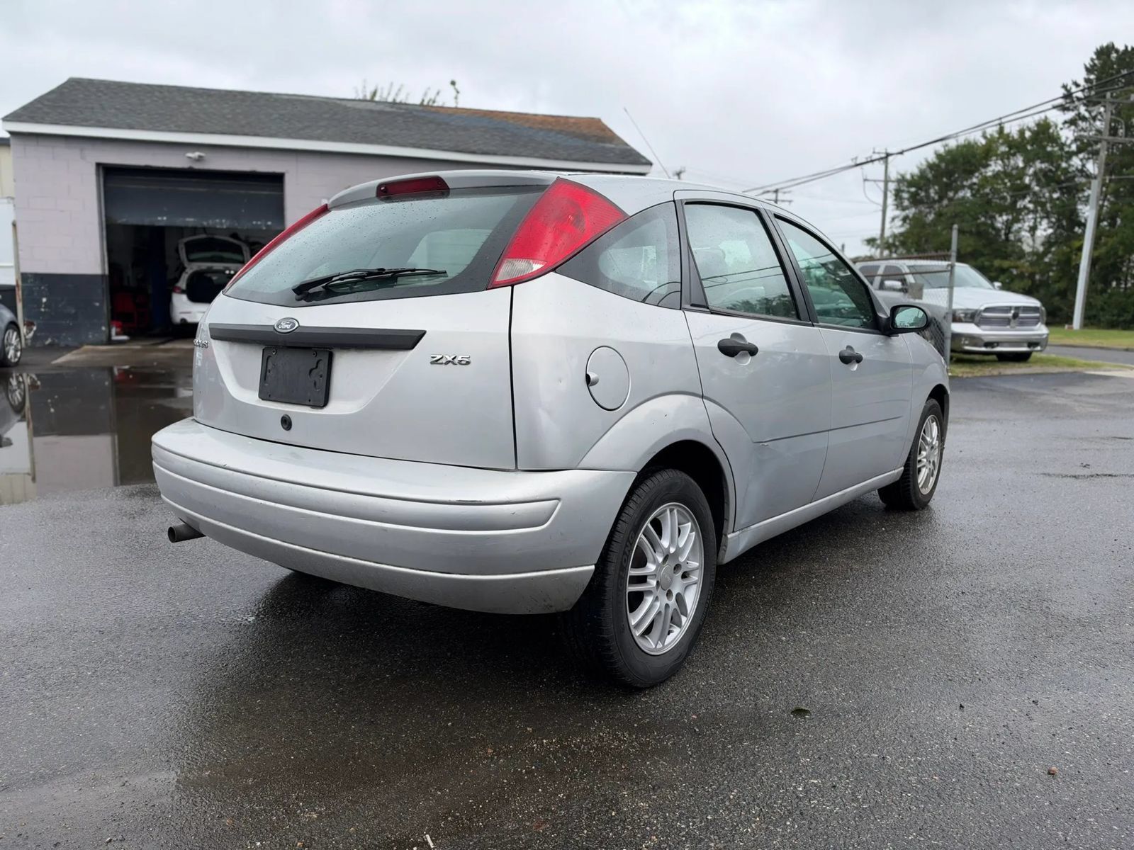 Used 2005 Ford Focus SES FWD image 5