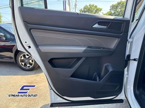 Used 2022 Volkswagen Atlas SEL R-Line image 29