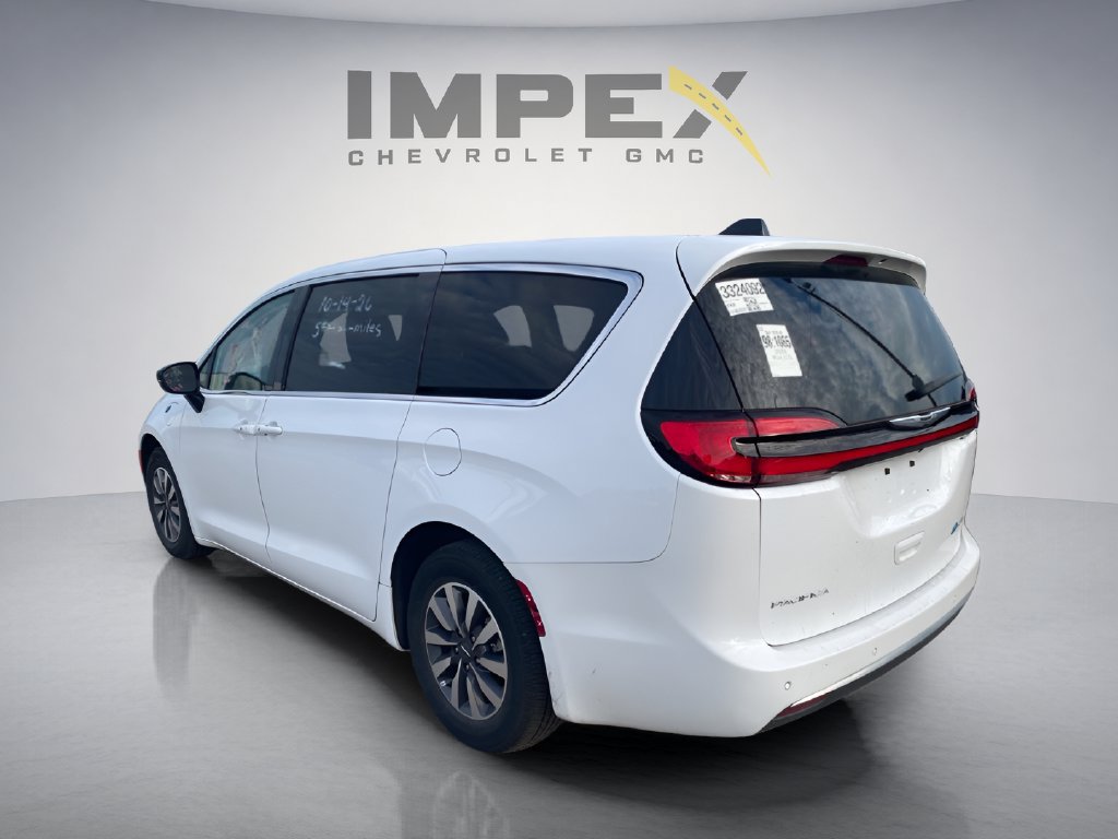 Used 2024 Chrysler Pacifica Limited FWD image 3