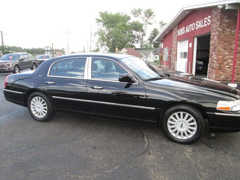 Used 2005 Lincoln Town Car Signature RWD image 6