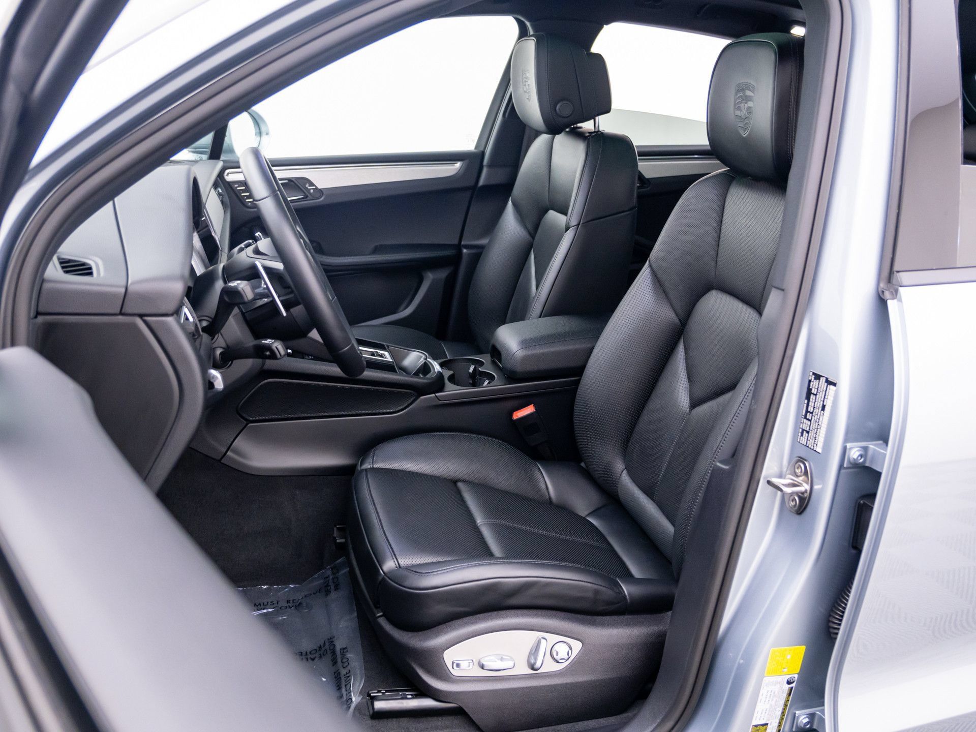 Certified 2026 Porsche Macan AWD/4WD image 5