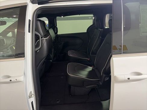 New 2026 Chrysler Pacifica Limited image 18