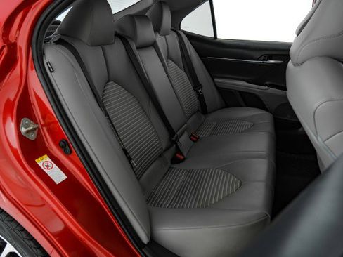 Used 2019 Toyota Camry SE image 32