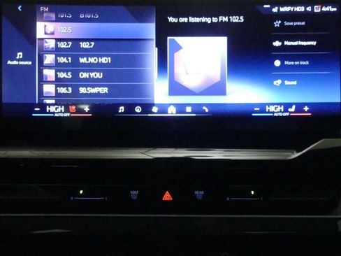 Used 2025 BMW 530i xDrive w/ Premium Package image 15