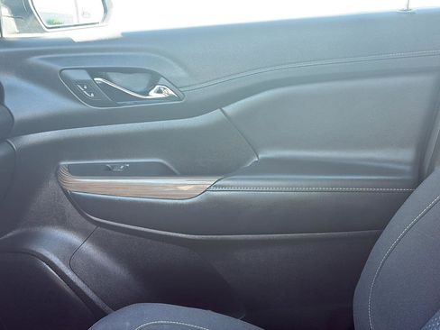 Used 2023 GMC Acadia SLE image 23