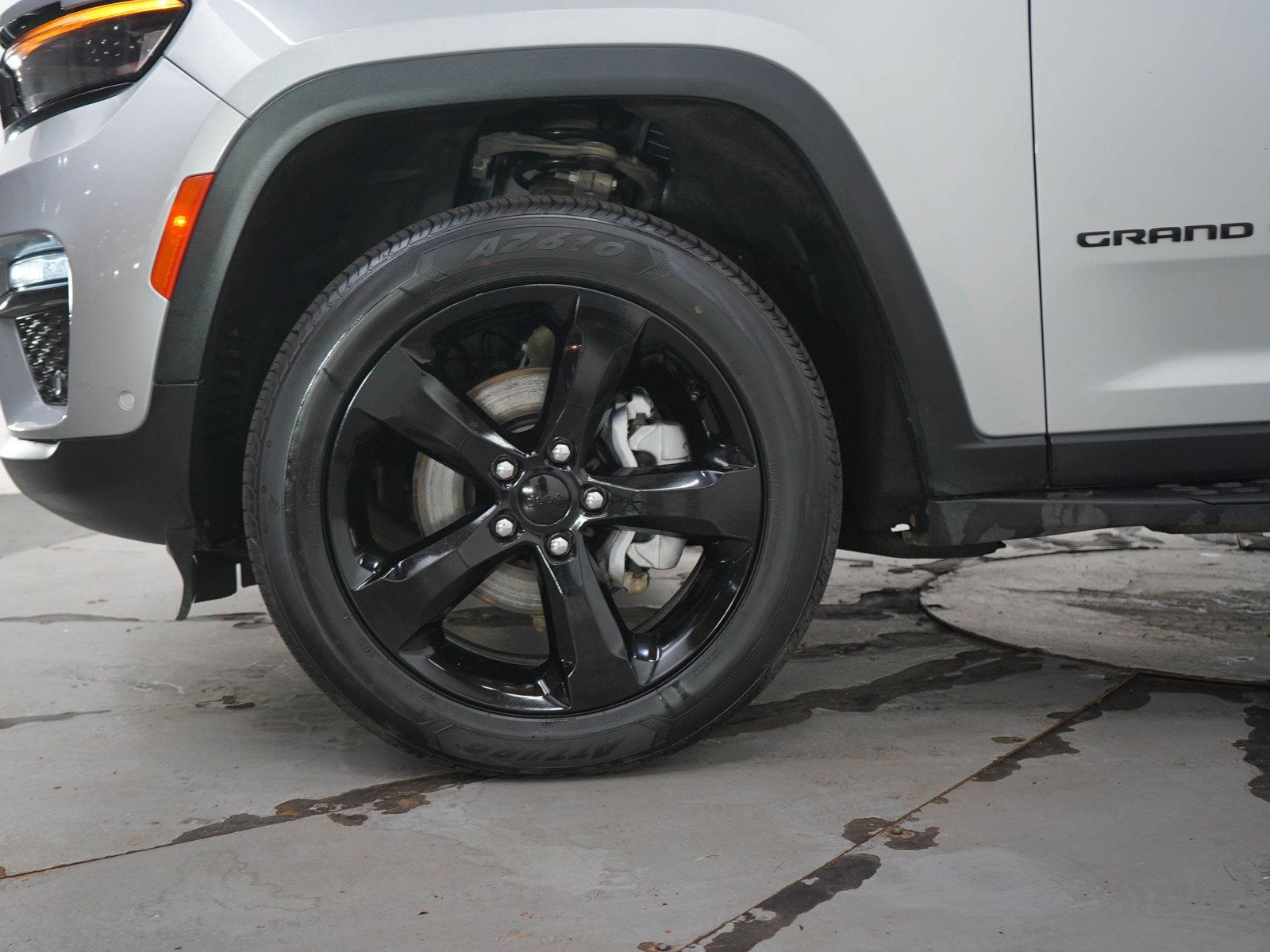 Used 2024 Jeep Grand Cherokee Limited w/ Luxury Tech Group II AWD/4WD image 23