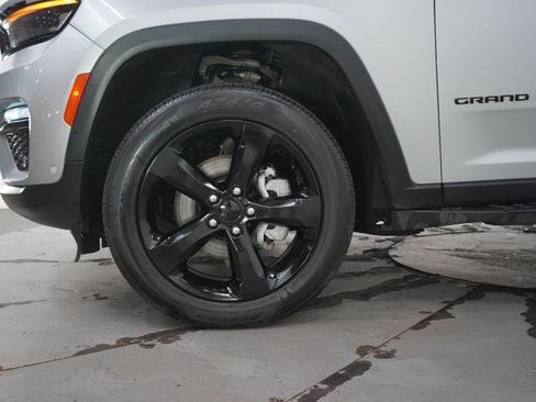 Used 2024 Jeep Grand Cherokee Limited w/ Luxury Tech Group II AWD/4WD image 23
