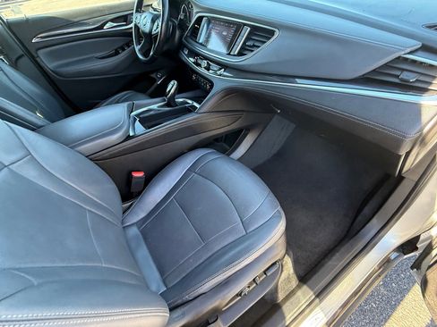 Used 2020 Buick Enclave Essence image 11