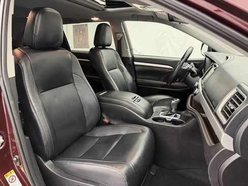 Used 2019 Toyota Highlander XLE AWD/4WD image 31