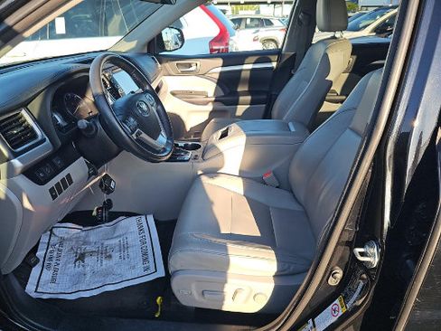 Used 2018 Toyota Highlander XLE w/ Carpet Mat Package (TMS) AWD/4WD image 4