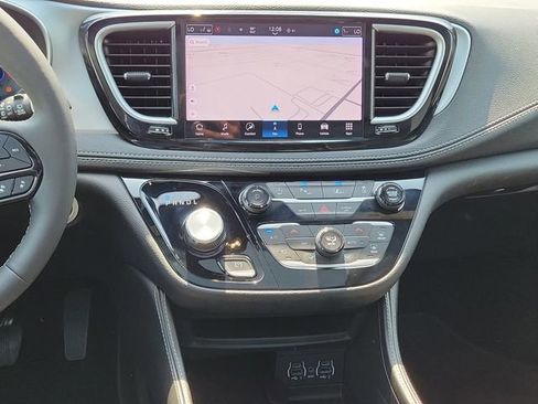 Used 2025 Chrysler Pacifica Limited FWD image 24