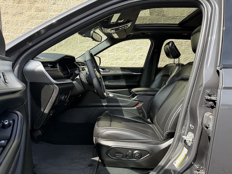 Used 2024 Jeep Grand Cherokee Limited w/ Black Appearance Package AWD/4WD image 19