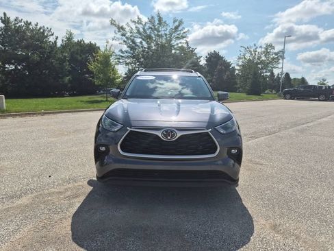 Used 2022 Toyota Highlander XLE AWD/4WD image 3
