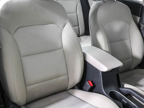 Used 2017 Hyundai Elantra SE image 45