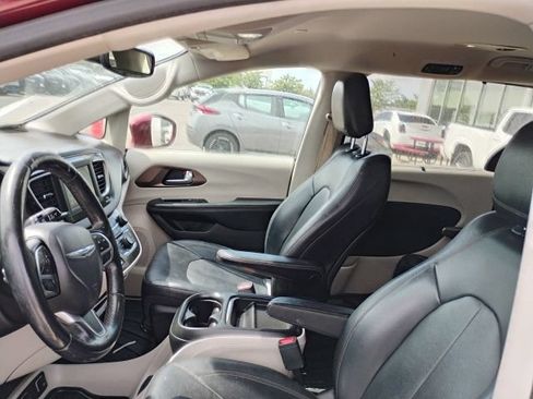 Used 2019 Chrysler Pacifica Touring-L FWD image 16