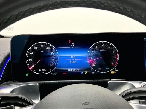 Used 2025 Mercedes-Benz GLB 250 image 23