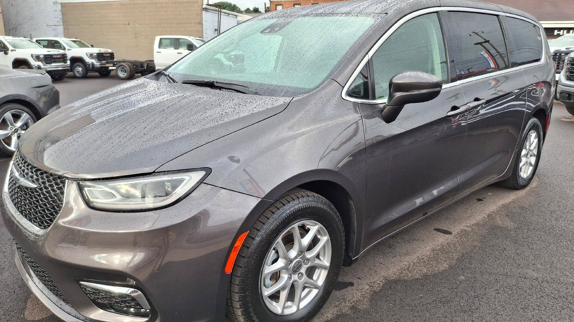 Used 2023 Chrysler Pacifica Touring-L FWD image 3