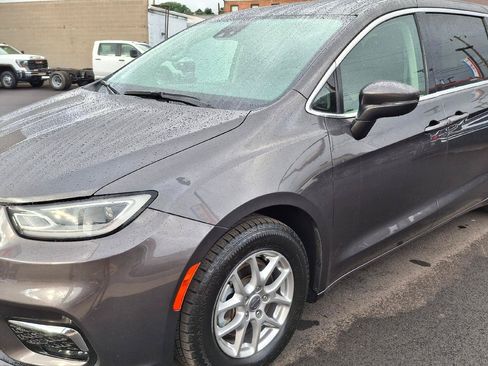 Used 2023 Chrysler Pacifica Touring-L FWD image 3