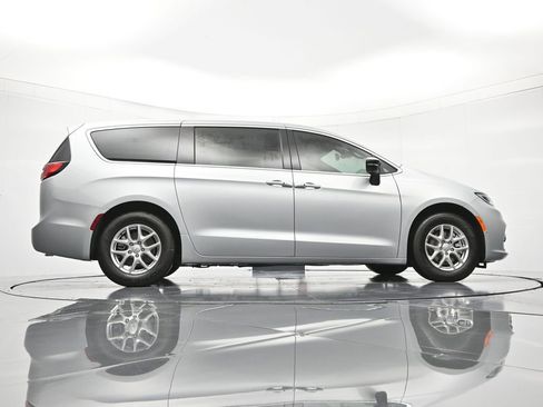New 2026 Chrysler Pacifica Select image 40