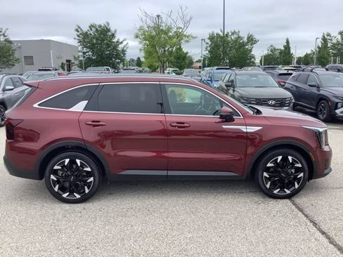 Used 2024 Kia Sorento EX w/ Panoramic Sunroof Package FWD image 4