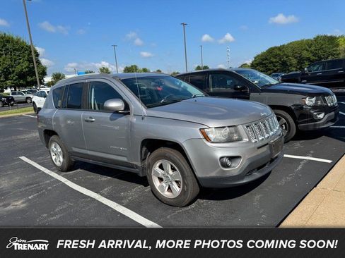 Used 2016 Jeep Compass Latitude FWD image 1
