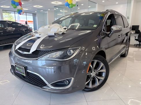 Used 2020 Chrysler Pacifica Limited w/ Tire & Wheel Group FWD image 1